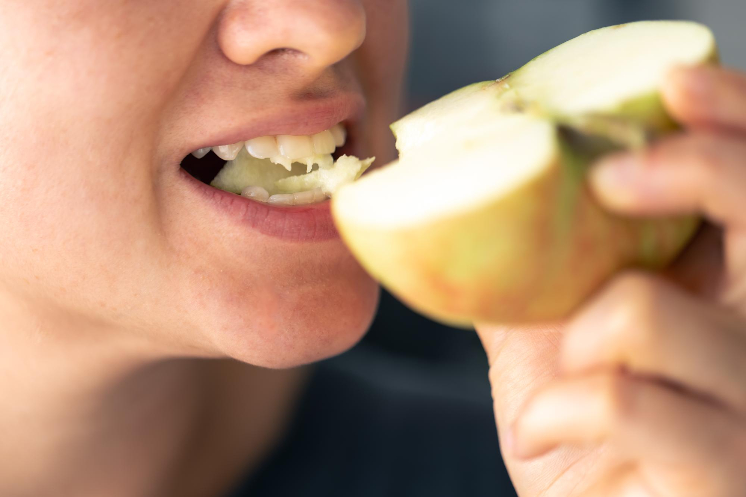 ¿Sabías que la forma de masticar puede influir en la salud de tu boca?